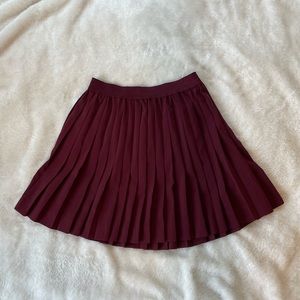 H&M, pleated skirt, burgundy. Lightly worn.